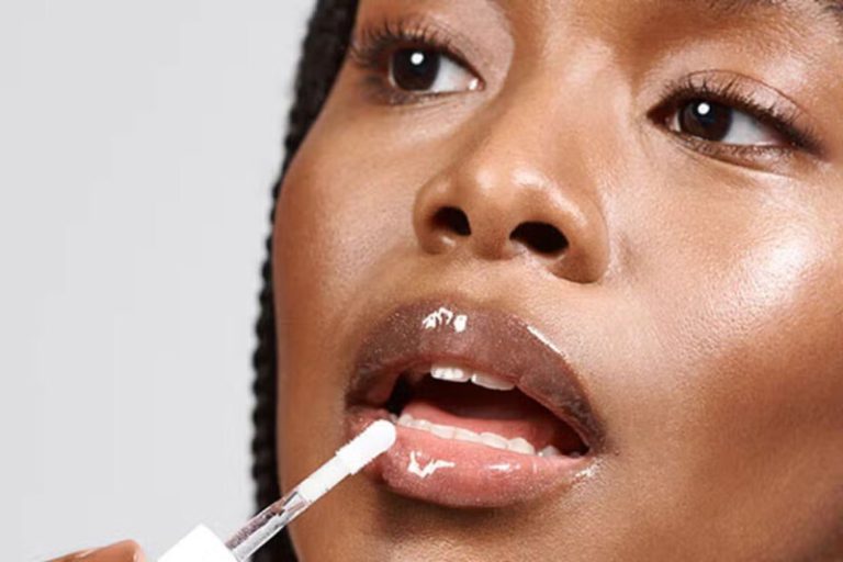 How To Apply Lip Gloss Properly? IGXO Cosmetics