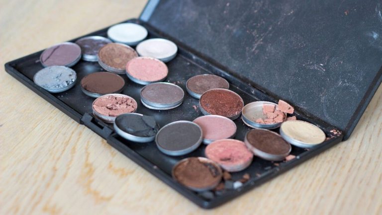How To Fix Broken Eyeshadow? A Step-By-Step Guide