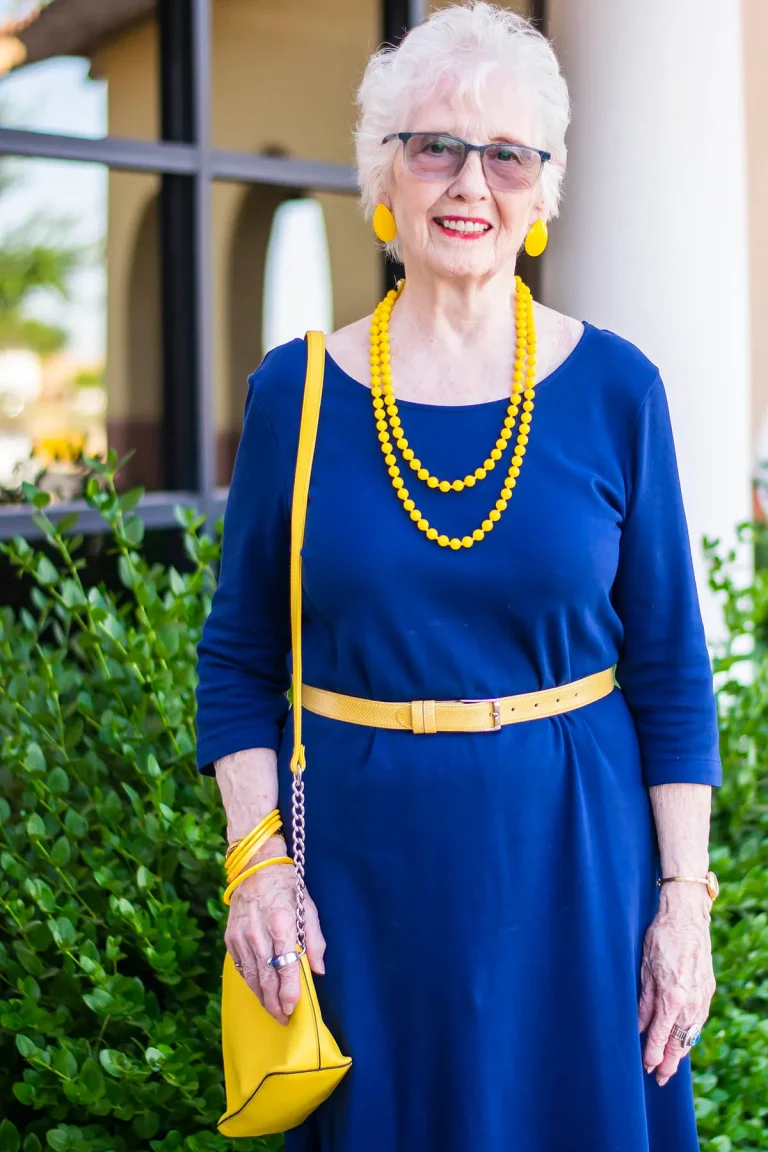 What Jewelry Colors Look Good With Navy Blue Dresses?