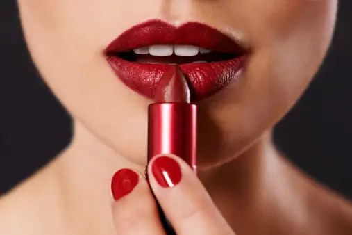 Precautions While Applying Lipstick