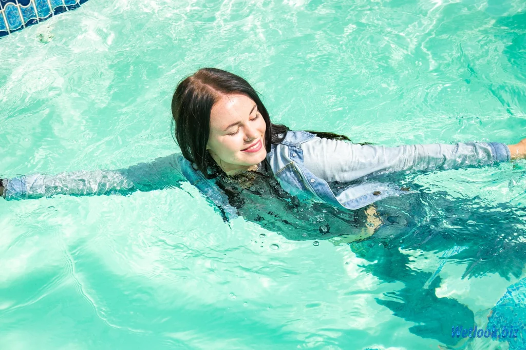 Can I Go Swimming With Spray Tan? IGXO Cosmetics