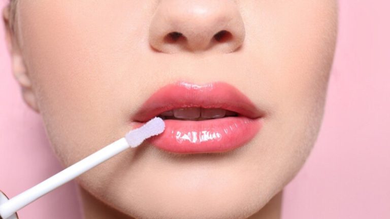 The Difference between Lip Oil and Lip Gloss