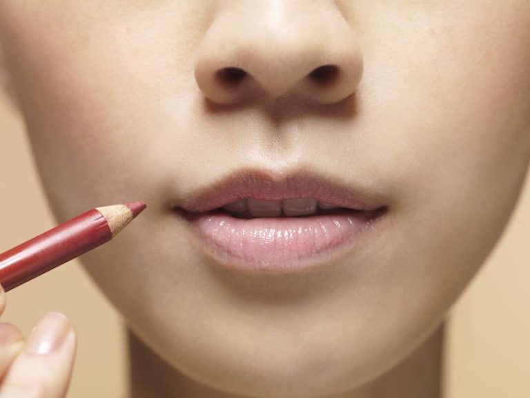 How To Sharpen Lip Liner Like a Pro? The Complete Guide
